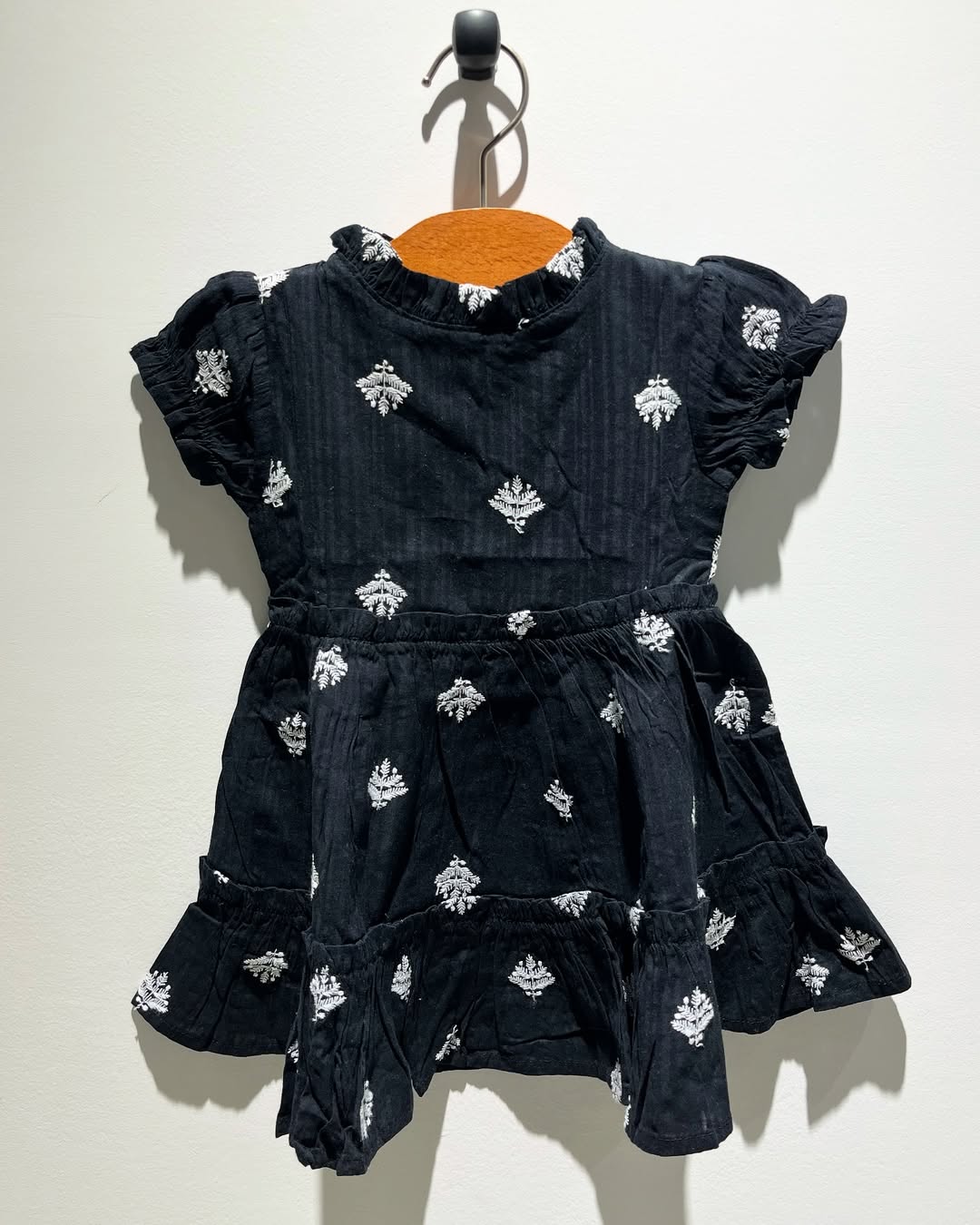 پیراهن لینن مشکی با گلدوزی سفید بچه‌گانه سایز 8 سال